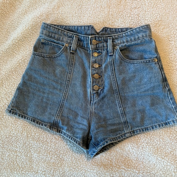 Levi's  High-Waisted Mom Shorts, Size 28, excellent condition. - Picture 1 of 6